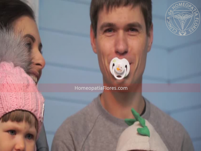 Limpiar el chupón de tu hijo usando tu saliva, quizás no sea tan mala idea después de todo.