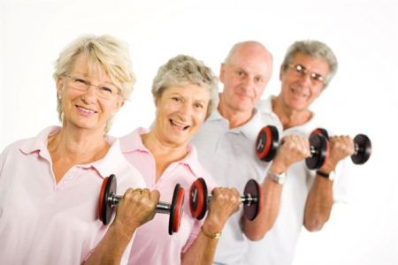 El entrenamiento con pesas es necesario para evitar la obesidad en el adulto mayor.